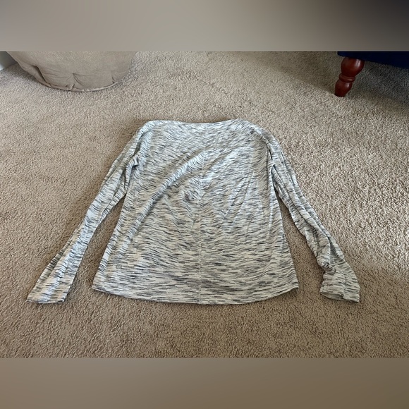 Size 8 lululemon top grey - Picture 3 of 3